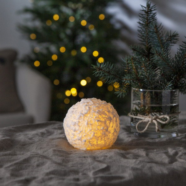 LED Kerze Schneeball - Echtwachs - flackernde warmweiße LED - H: 9cm - D: 10cm - Timer - weiß