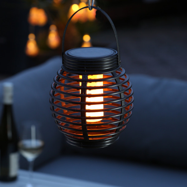 LED Solar Laterne ROTANG - Flammeneffekt - gelbe LED - H: 17cm - D: 14cm - Lichtsensor - schwarz