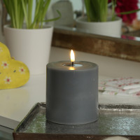 LED Stumpenkerze MIA - Echtwachs - realistische 3D Flamme - H: 10cm D:10cm - Batteriebetrieb - grau LED Stumpenkerze MIA - Echtwachs - realistische 3D Flamme - H: 10cm D:10cm - Batteriebetrieb - grau