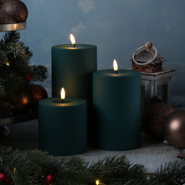 LED Stumpenkerze MIA - Kunststoff - realistische 3D Flamme - H: 10cm - D: 10cm - Außen - dunkelgrün