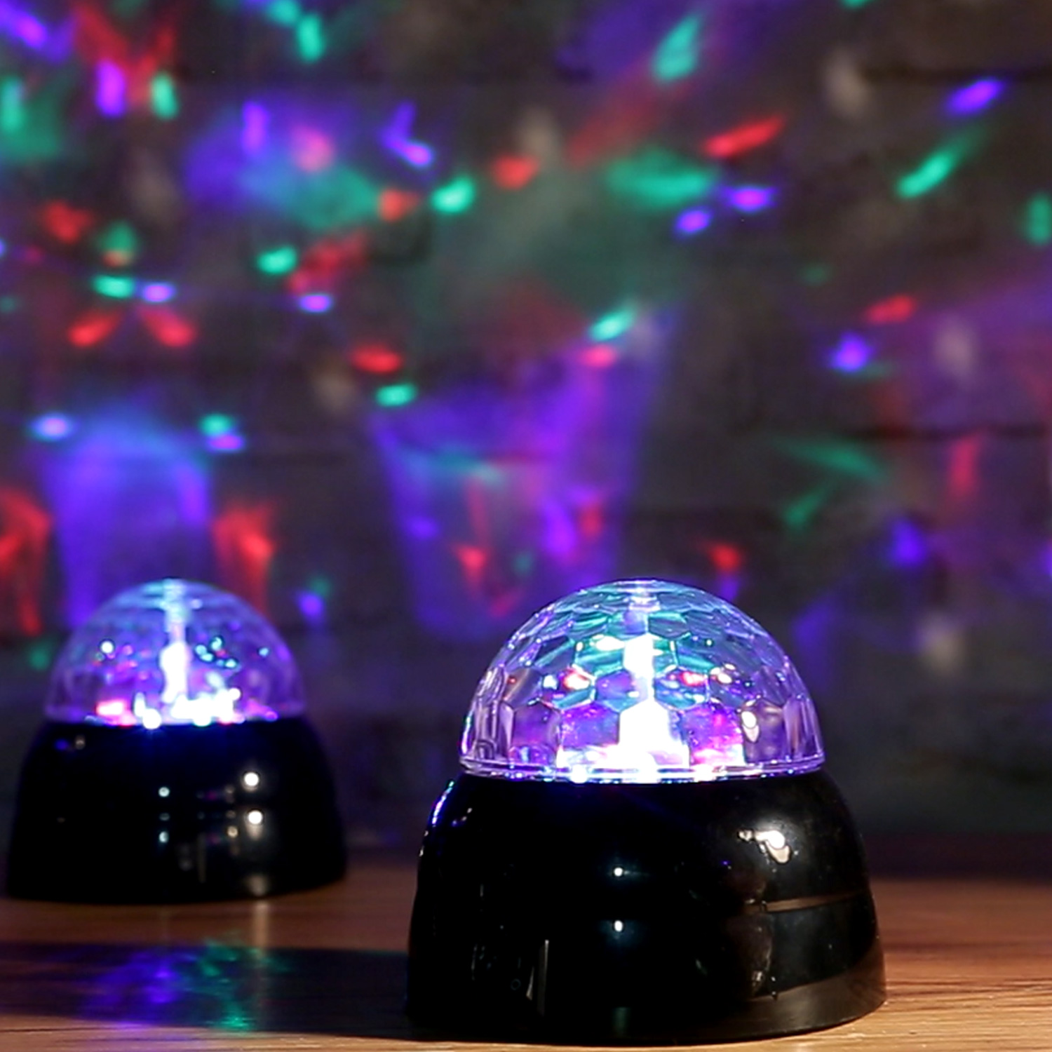 DISCO DOME - Mini Party Lichteffekt - Discolicht - Batteriebetrieb oder USB  - RGB Farbspiel
