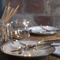 LED Lichterkette Tautropfen mit Blättern - 20 warmweiße LED - silberner Draht - 2m - Batteriebetrieb LED Lichterkette Tautropfen mit Blättern - 20 warmweiße LED - silberner Draht - 2m - Batteriebetrieb