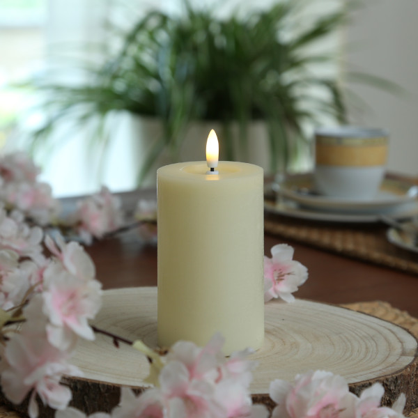 LED Kerze LINA - Rustik-Optik - Echtwachs - 3D Flamme - H: 11cm - D: 7cm - Batterie - Timer - creme