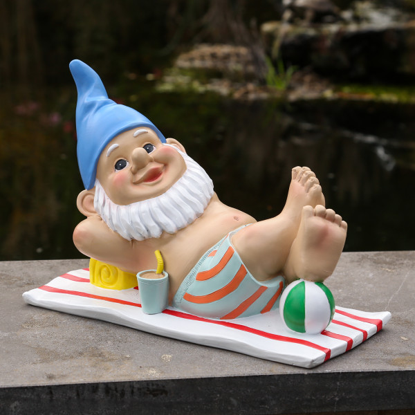 Gartenzwerg BERT - Dekofigur liegend auf Strandtuch - Polyresin - H: 17,5cm - bunt