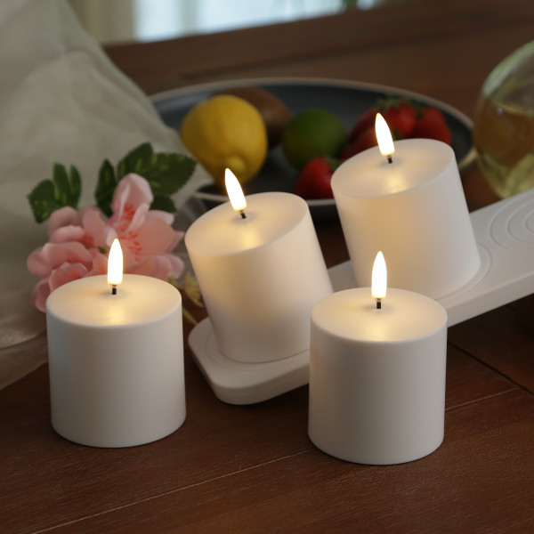 LED Kerzenset - 4 wiederaufladbare LED Kerzen mit Ladestation/Fernb. - Timer - für Innen/Außen