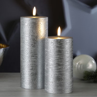 Vorschau: LED Kerze PIA - Rustik-Optik - Echtwachs - H: 20cm - D: 7,8cm - Timer - bis zu 1000 Std. - silber Vorschau: LED Kerze PIA - Rustik-Optik - Echtwachs - H: 20cm - D: 7,8cm - Timer - bis zu 1000 Std. - silber