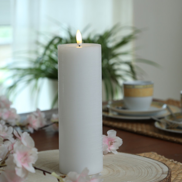 LED Kerze LINA - Rustik-Optik - Echtwachs - 3D Flamme - H: 20cm - D: 7cm - Batterie - Timer - weiß