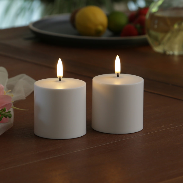 LED Kerzen - 2 wiederaufladbare LED Stumpenkerzen - H: 6,8cm - D: 6,8cm - Timer - weiß - für Außen
