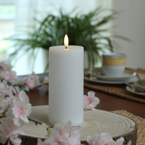 LED Kerze LINA - Rustik-Optik - Echtwachs - 3D Flamme - H: 15cm - D: 7cm - Batterie - Timer - weiß