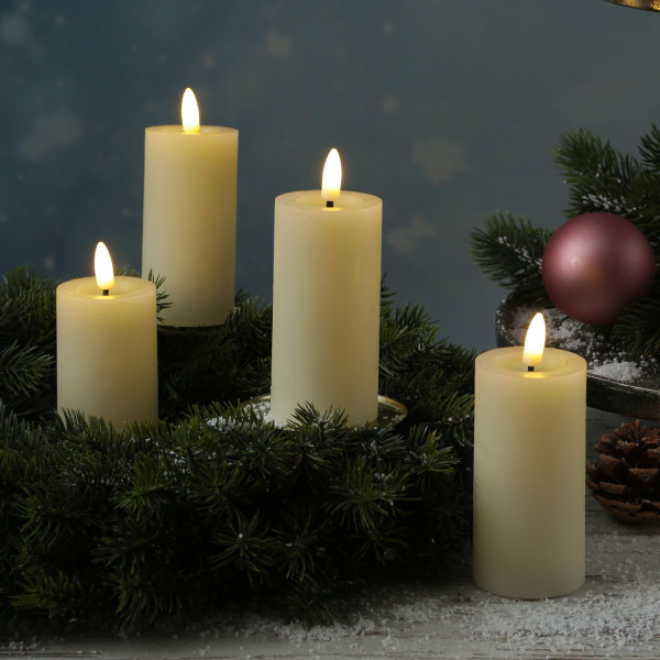 LED Kerze LINA - Rustik-Optik - Echtwachs - 3D Flamme - H: 12,5cm - D: 5cm - Timer - creme