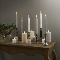 Vorschau: LED Stumpenkerze SWIRL - Echtwachs - warmweiße 3D Flamme - H:15cm - Batterie - Timer - grau Vorschau: LED Stumpenkerze SWIRL - Echtwachs - warmweiße 3D Flamme - H:15cm - Batterie - Timer - grau