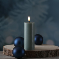 Vorschau: LED Stumpenkerze MIA - Echtwachs - realistische 3D Flamme - H: 12,5cm - D: 5cm - salbeigrün Vorschau: LED Stumpenkerze MIA - Echtwachs - realistische 3D Flamme - H: 12,5cm - D: 5cm - salbeigrün