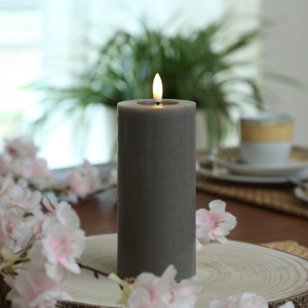 LED Kerze LINA - Rustik-Optik - Echtwachs - 3D Flamme - H: 15cm - D: 7cm - Batterie - Timer - grau