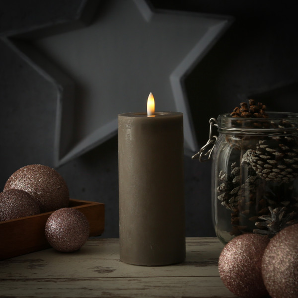 LED Kerze LINA - Rustik-Optik - Echtwachs - 3D Flamme - H: 15cm - D: 7cm - Batterie - Timer - grau