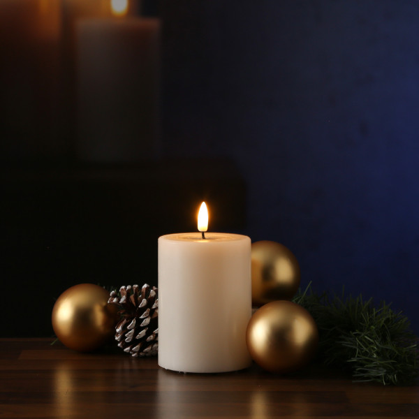 LED Stumpenkerze MIA - Echtwachs - realistische 3D Flamme - H: 10cm - D: 7,5cm - Batterie - creme