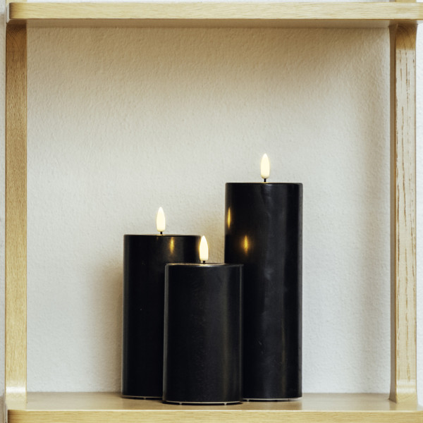LED Stumpenkerze MIA - Echtwachs - realistische 3D Flamme - H: 15cm - Batteriebetrieb - schwarz