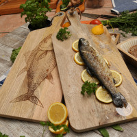 Vorschau: Schneidebrett - Vesperbrett - Fischmotiv - Mangoholz - Kordel - L: 58cm - natur Vorschau: Schneidebrett - Vesperbrett - Fischmotiv - Mangoholz - Kordel - L: 58cm - natur