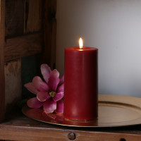 LED Stumpenkerze MIA - Echtwachs - realistische 3D Flamme - H: 15cm - D: 7,5cm - bordeauxrot LED Stumpenkerze MIA - Echtwachs - realistische 3D Flamme - H: 15cm - D: 7,5cm - bordeauxrot