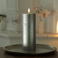 Vorschau: LED Kerze PIA - Rustik-Optik - Echtwachs - H: 20cm - D: 7,8cm - Timer - bis zu 1000 Std. - silber Vorschau: LED Kerze PIA - Rustik-Optik - Echtwachs - H: 20cm - D: 7,8cm - Timer - bis zu 1000 Std. - silber