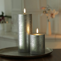 Vorschau: LED Kerze PIA - Rustik-Optik - Echtwachs - H: 20cm - D: 7,8cm - Timer - bis zu 1000 Std. - silber Vorschau: LED Kerze PIA - Rustik-Optik - Echtwachs - H: 20cm - D: 7,8cm - Timer - bis zu 1000 Std. - silber