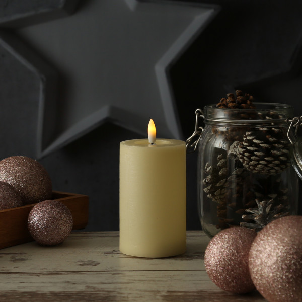 LED Kerze LINA - Rustik-Optik - Echtwachs - 3D Flamme - H: 11cm - D: 7cm - Batterie - Timer - creme