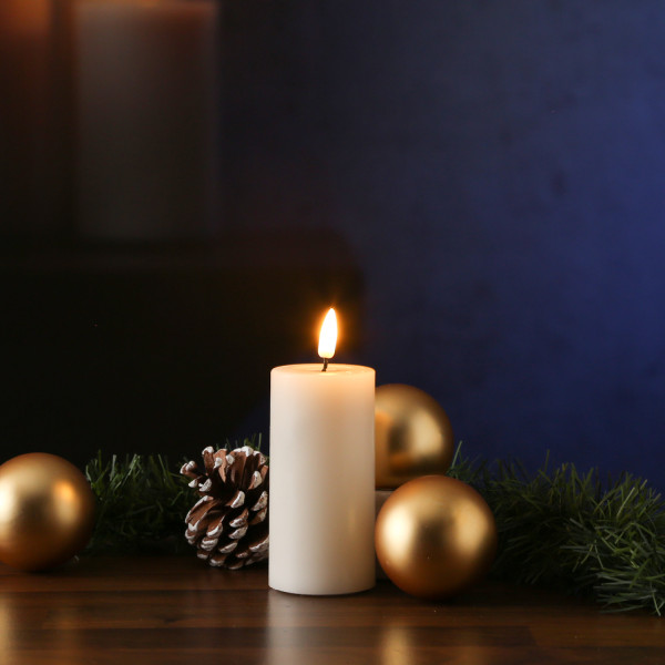 LED Stumpenkerze MIA - Echtwachs - realistische 3D Flamme - H: 10cm - D: 5cm - Batterie - creme