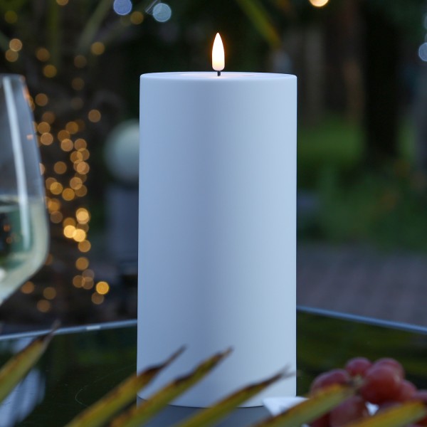 LED Stumpenkerze MIA - Kunststoff - realistische 3D Flamme - H: 20cm - D: 10cm - für Außen - weiß