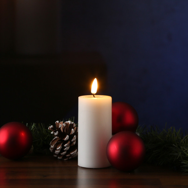 LED Stumpenkerze MIA - Echtwachs - realistische 3D Flamme - H: 10cm - D: 5cm - Batterie - weiß