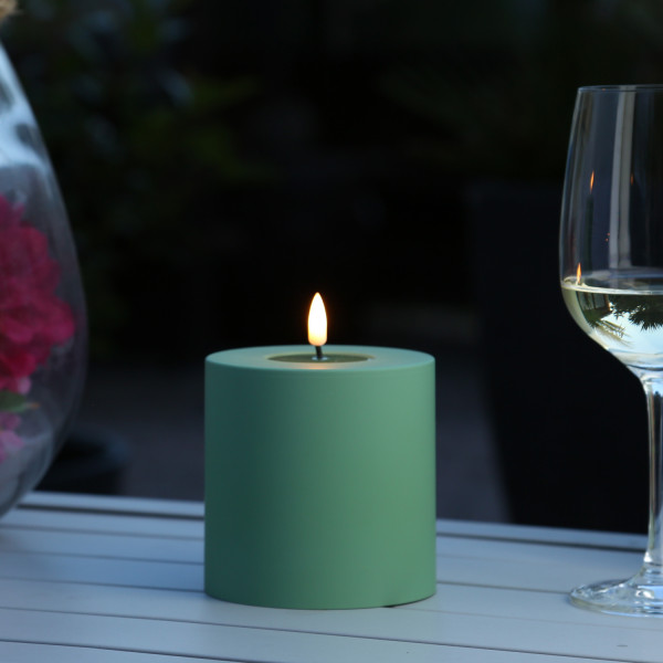 LED Stumpenkerze MIA - Kunststoff - realistische 3D Flamme - H: 10cm - D: 10cm - für Außen - grün