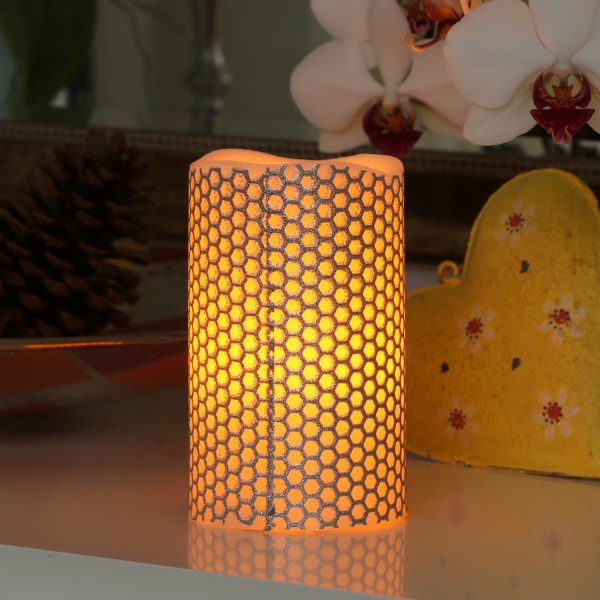 LED Kerze HONEY - Echtwachs - gelbe LED Flamme - flackernd - D: 7,5cm, H: 12cm - silber/weiß