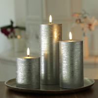 Vorschau: LED Kerze PIA - Rustik-Optik - Echtwachs - H: 20cm - D: 7,8cm - Timer - bis zu 1000 Std. - silber Vorschau: LED Kerze PIA - Rustik-Optik - Echtwachs - H: 20cm - D: 7,8cm - Timer - bis zu 1000 Std. - silber