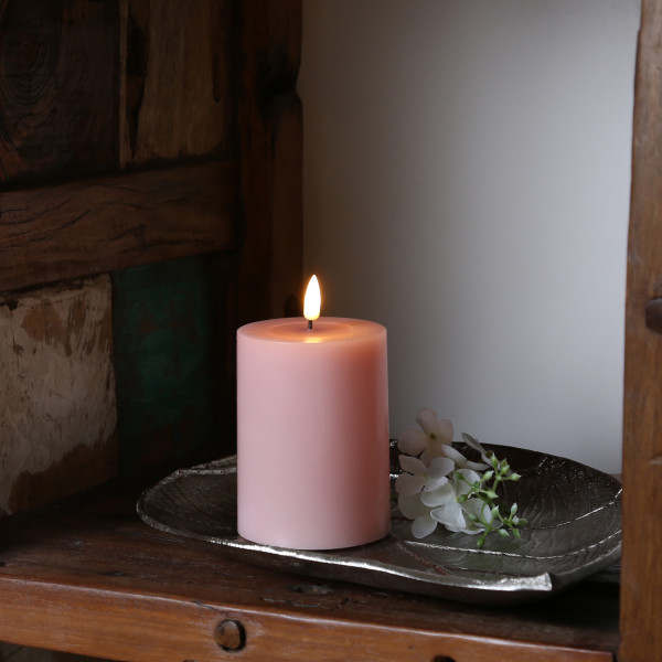 LED Stumpenkerze MIA - Echtwachs - realistische 3D Flamme - H: 10cm - D: 7,5cm - Batterie - rosa