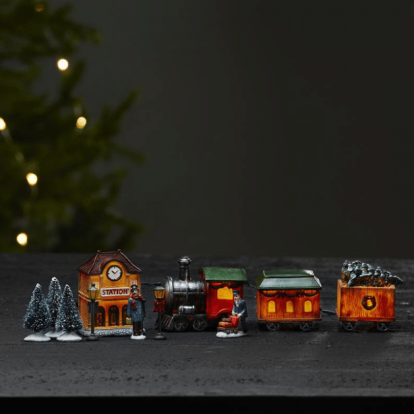 11er Set LED-Winterszene "Kidsville" - 1 Zug, 2 Waggons, 1 Bahnhof, 2 Figuren, 2 Laternen, 3 Bäume