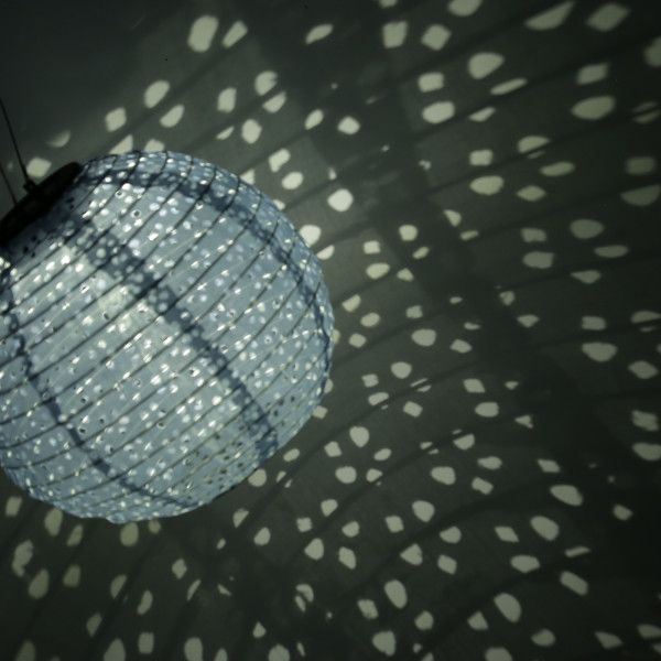 LED Solar Lampions - mit Blumenmuster - warmweiße LED - D: 25cm - Lichtsensor - blau - 2 Stück