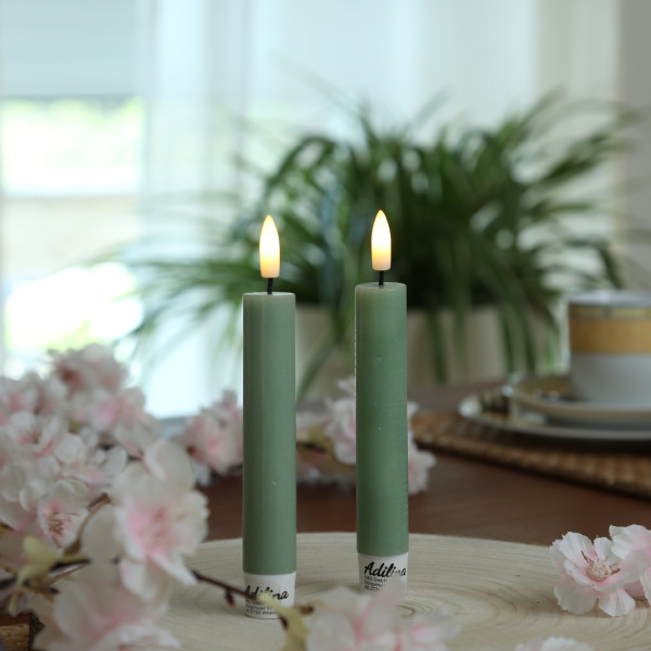 LED Stabkerzen LINA - Rustik-Optik - Echtwachs - 3D Flamme - H: 16cm - Timer - grün - 2er Set