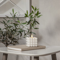 Vorschau: LED Kerze Bubble - Würfelkerze - Echtwachs - realistische 3D Flamme - H: 9,5cm - Timer - weiß Vorschau: LED Kerze Bubble - Würfelkerze - Echtwachs - realistische 3D Flamme - H: 9,5cm - Timer - weiß