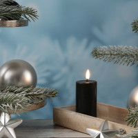 LED Stumpenkerze MIA - Echtwachs - realistische 3D Flamme - H: 10cm - D: 5cm - schwarz LED Stumpenkerze MIA - Echtwachs - realistische 3D Flamme - H: 10cm - D: 5cm - schwarz