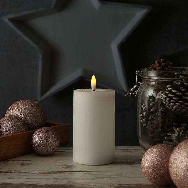 LED Kerze LINA - Rustik-Optik - Echtwachs - 3D Flamme - H: 11cm - D: 7cm - Batterie - Timer - weiß