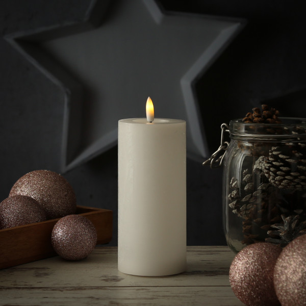 LED Kerze LINA - Rustik-Optik - Echtwachs - 3D Flamme - H: 15cm - D: 7cm - Batterie - Timer - weiß