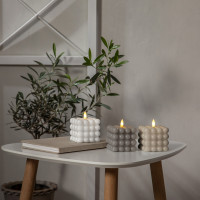 Vorschau: LED Kerze Bubble - Würfelkerze - Echtwachs - realistische 3D Flamme - H: 9,5cm - Timer - weiß Vorschau: LED Kerze Bubble - Würfelkerze - Echtwachs - realistische 3D Flamme - H: 9,5cm - Timer - weiß