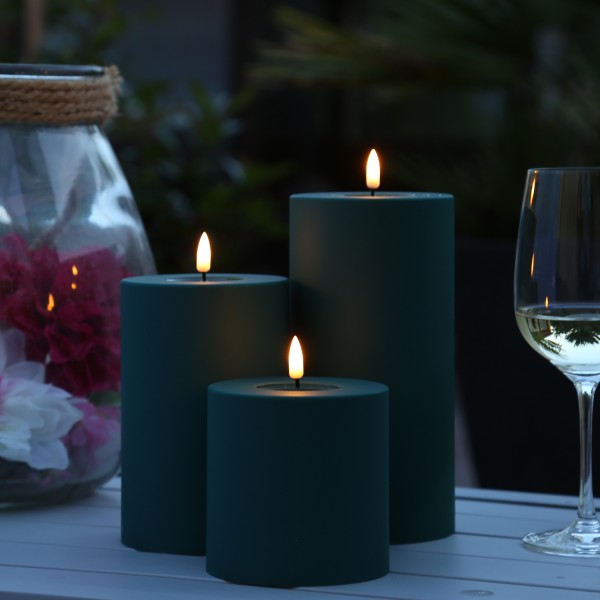 LED Stumpenkerze MIA - Kunststoff - realistische 3D Flamme - H: 10cm - D: 10cm - Außen - dunkelgrün