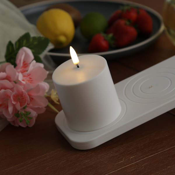 LED Kerze - wiederaufladbare LED Stumpenkerze mit Ladestation - 6,8cm x 6,8cm - Timer - Innen/Außen