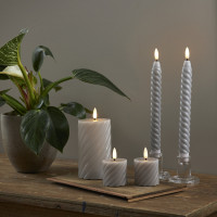 Vorschau: LED Stumpenkerze SWIRL - Echtwachs - warmweiße 3D Flamme - H:15cm - Batterie - Timer - grau Vorschau: LED Stumpenkerze SWIRL - Echtwachs - warmweiße 3D Flamme - H:15cm - Batterie - Timer - grau