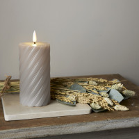 Vorschau: LED Stumpenkerze SWIRL - Echtwachs - warmweiße 3D Flamme - H:15cm - Batterie - Timer - grau Vorschau: LED Stumpenkerze SWIRL - Echtwachs - warmweiße 3D Flamme - H:15cm - Batterie - Timer - grau