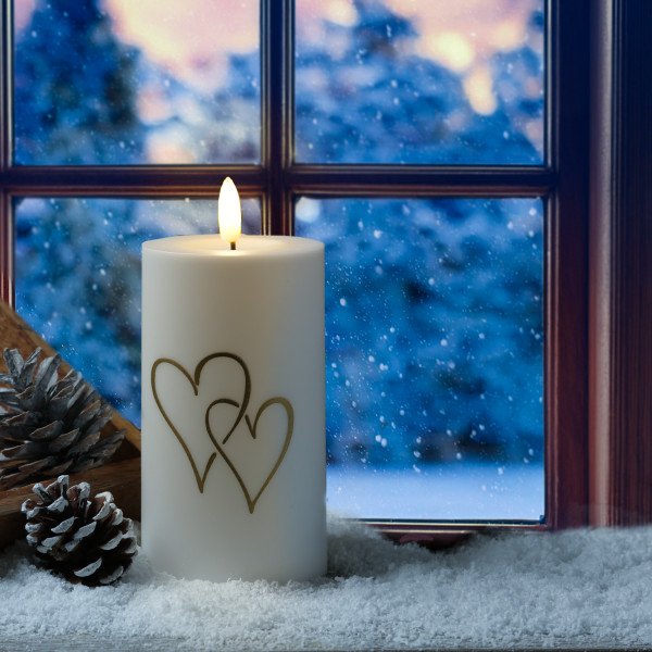 LED Kerze goldene Herzen - Kunststoff - H: 15cm - D: 7cm - Timer/Sensor - für Innen/Außen - weiß