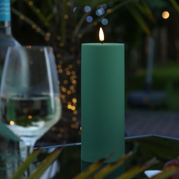 LED Stumpenkerze MIA - Kunststoff - 3D Flamme - H: 20cm - D: 7,5cm - für Außen - grün