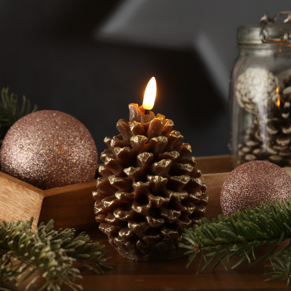 LED Kerze Tannenzapfen - Echtwachs - Timer - H: 13cm - D: 8,5cm - Batteriebetrieb - braun