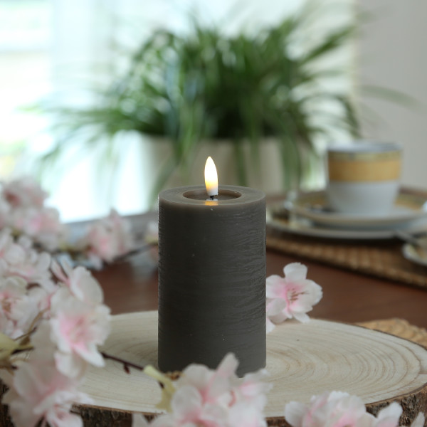 LED Kerze LINA - Rustik-Optik - Echtwachs - 3D Flamme - H: 11cm - D: 7cm - Batterie - Timer - grau